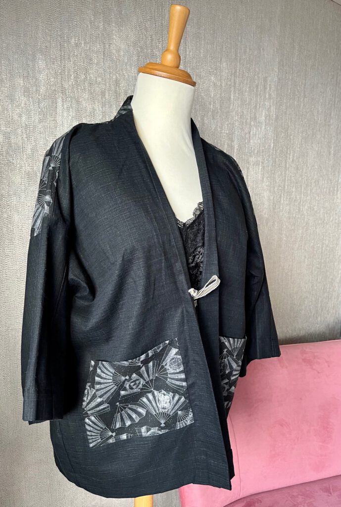 Zwarte kimono met waaiers