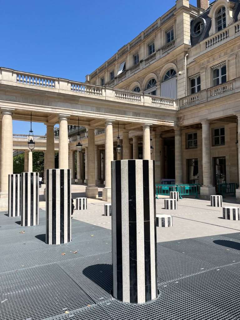 Colonnes de Buren Parijs